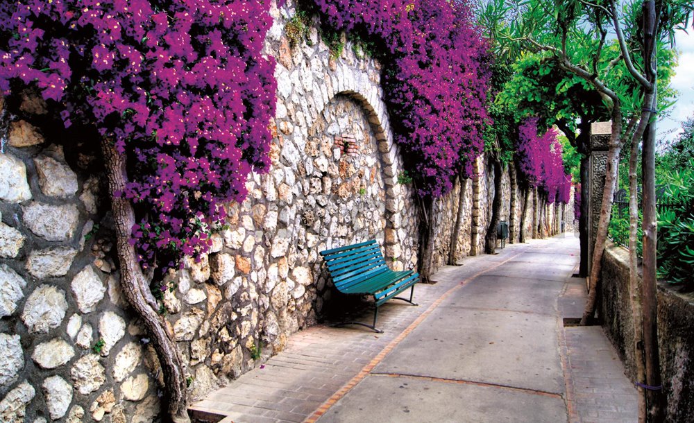 Wall Mural: Bench at the wall (Italy) - 184x254 cm